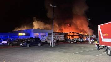 Großbrand in Niebüll: Autohaus steht stundenlang in Flammen