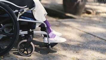 Unbekannter stiehlt Handtasche und kippt Rollstuhl von Seniorin um