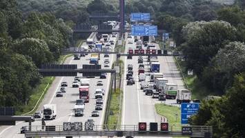 Wegen Brückenprüfung: Lange Staus auf der A1 südlich von Hamburg
