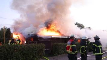 Flammen weit sichtbar: Gartenlaube in Harburg abgebrannt