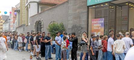Gefragter Pop-up-Store: Warum Jugendliche Schlange stehen für gebrauchte Kleidung