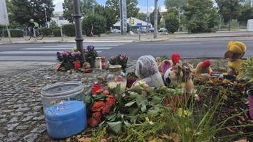 Nach Tod eines Zweijährigen: Mutter trauert an der Unfallstelle