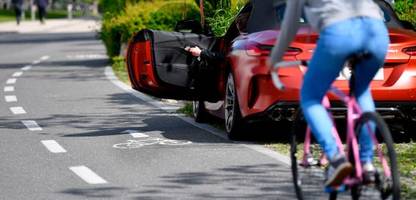 »dooring« als gefahr für radfahrer: so können sie unfälle mit geöffneten autotüren vermeiden