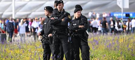 fußball-em und bauern-demos: bayerns polizisten schieben millionen Überstunden