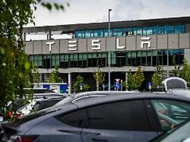 Zellen fallen von Förderband: Batteriebrand stoppt Tesla-Produktion in Grünheide