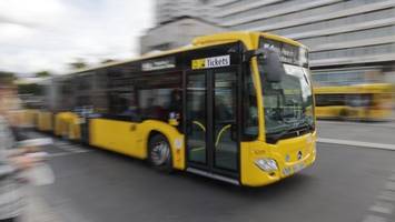 Autofahrer rammt BVG-Bus – fünf Verletzte