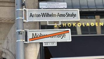 Mohrenstraße: Neue Schilder hängen schon – trotz Eilantrag