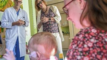 Senatorin besucht Charité – und trifft Kind im Überlebenskampf