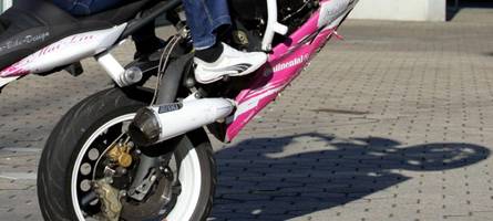 Auf dem Hinterrad unterwegs: Motorradfahrer hat keinen Führerschein