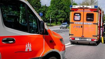 pkw kracht auf kieler straße gegen anderes auto und ampelmast