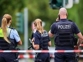 Täter auf der Flucht: Schwerverletzter nach tödlicher Attacke in Menden außer Gefahr