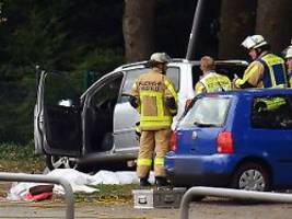 Unfall auf Friedhofsparkplatz: Rentner verletzt 72-jähriges Zwillingspaar tödlich mit Auto