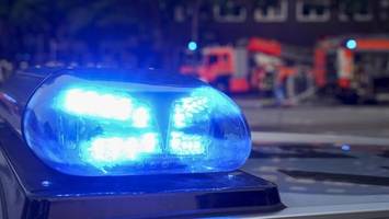 unbewohnter bungalow steht in flammen – feuerwehr warnt bevölkerung