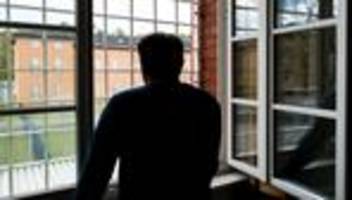 polizeieinsatz: bei ausgang geflohener straftäter weiter verschwunden