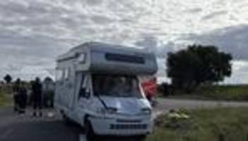 unfälle: radfahrer kollidiert mit wohnmobil und stirbt
