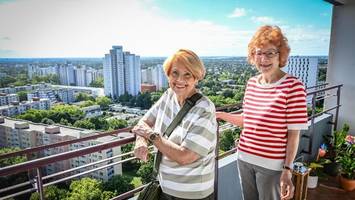 berlins höchstes wohnhaus: platte in grau, leben in farbe