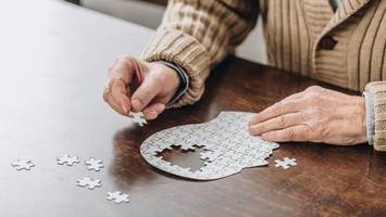 alzheimer: studie zeigt, warum frauen öfter betroffen sind
