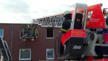 flammen schlagen aus wohnung – eine person über balkon gerettet