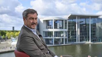 Rechte Identitäre stören Söder-Interview: Polizei schreitet ein