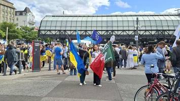 ukrainer feiern unabhängigkeitstag – große demo in hamburgs city