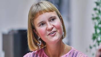 „Die Assistentin“ von Caroline Wahl: Das Buch über den üblen Chef