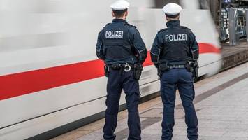 tiefschlaf: polizisten holen stark alkoholisierte frau aus ice