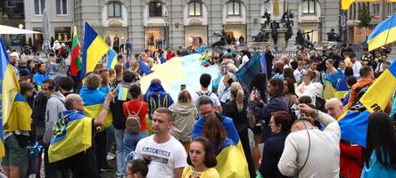 Rund 300 Menschen nehmen in der Augsburger Innenstadt an Pro-Ukraine-Demo teil