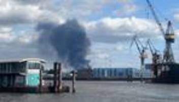 Hamburg: Großbrand im Hamburger Hafen – A1 wegen Trümmern gesperrt