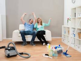 Psychologie: Komm Schatz, lass uns zusammen die Wohnung putzen