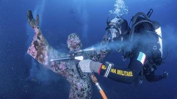 italien: taucher begegnen unterwasser-jesus in touristengebiet