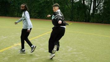 klapping: ein dribbel-tanz „wie fußball, nur ohne ball“