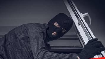 einbrecher dringen in haus ein, während die bewohnerin schläft