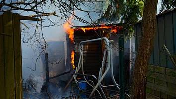 feuer im kleingartenverein: flammen zerstören eine laube