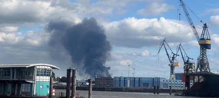 feuer im hamburger hafen: trümmerteile auf a1 geschleudert