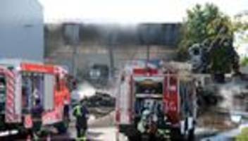 Brand: Lagerhalle von Recyclinghof in Weißenfels brennt