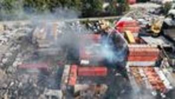 explosionen im hafen: größtes feuer auf gelände in hamburger hafen gelöscht