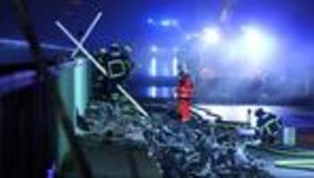 Hamburg: Löscharbeiten bei Großbrand im Hamburger Hafen dauern an