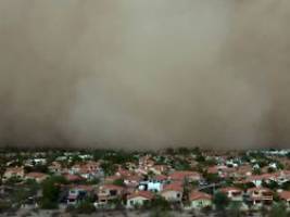 Mit Gewitter und Starkregen: Staubsturm bringt Leben in Phoenix zum Erliegen