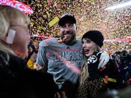 romantischer antrag im garten: taylor swift und travis kelce haben sich verlobt