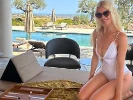 wahrhafte ikone: claudia schiffer zeigt sich sexy am pool