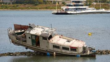 Berliner stranden mit Schrott-Jacht – Boot wird zur Attraktion