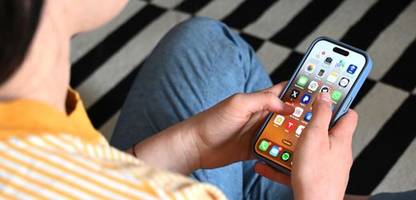 Medien und Smartphones: Konsum von Jugendlichen stresst auch deren Eltern - Umfrage