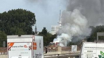 feuer auf a255: schwarzer qualm steigt in den himmel