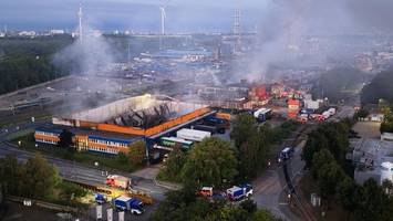 großbrand im hafen: brennende container stellen feuerwehr vor problem