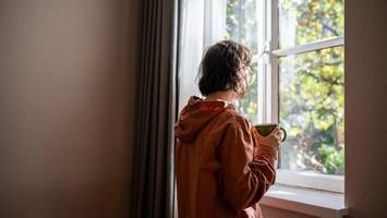 sommerdepression: 5 warnsignale, die man nicht ignorieren sollte