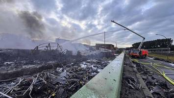 Großbrand im Hafen: Weitere Explosionen halten Retter auf Abstand