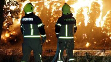 Ostseeküste: Strohballenbrände halten Feuerwehr in Atem