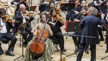 Sol Gabetta: Erst ein wenig angestrengt, dann frech und charmant