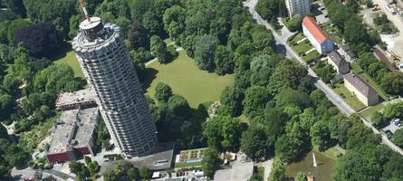 Frau tanzt nackt im Park und landet im Arrest