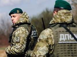 Sollen nach Rückkehr helfen: Ukraine kippt Ausreiseverbot für junge Männer